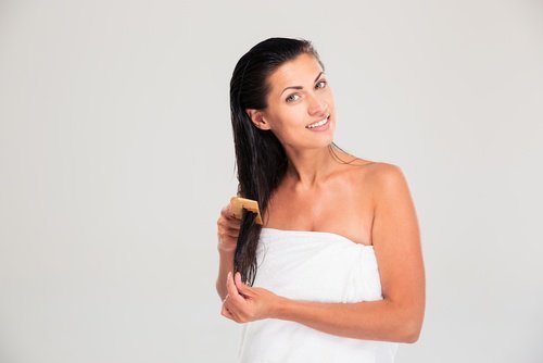 Donna con i capelli bagnati