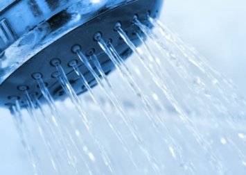 11 benefici della doccia con acqua fredda