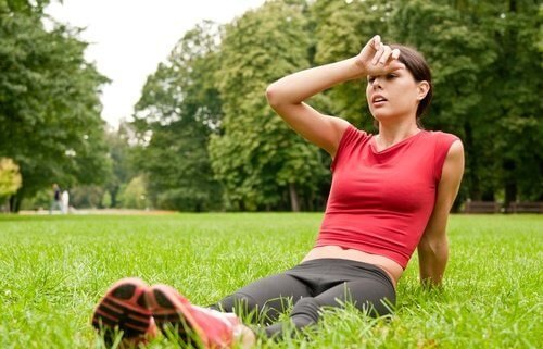 Ragazza nel parco dopo esercizio