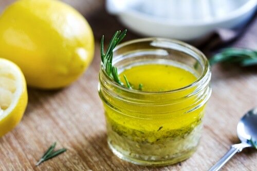 Succo di limone e olio d'oliva sovrappeso