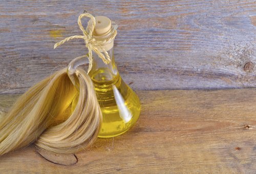 Ampolla con olio d'oliva e ciocca di capelli