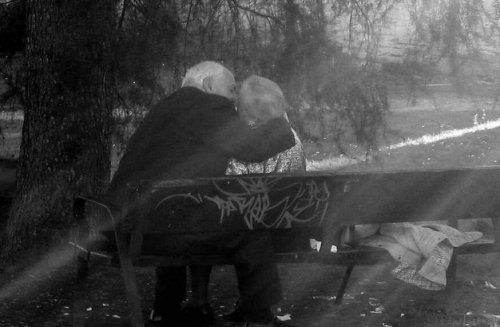 Anziani che si baciano