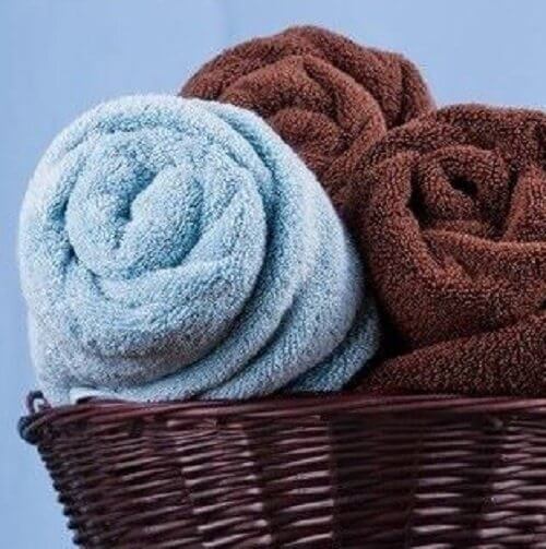 asciugamani arrotolati bagno