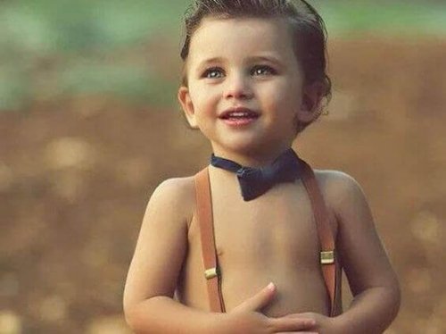 Figlio maschio con il papillon