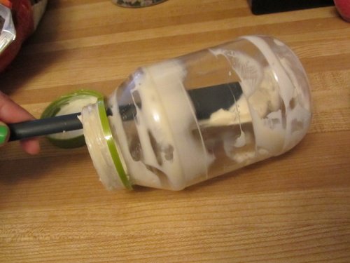 Barattolo quasi vuoto di maionese