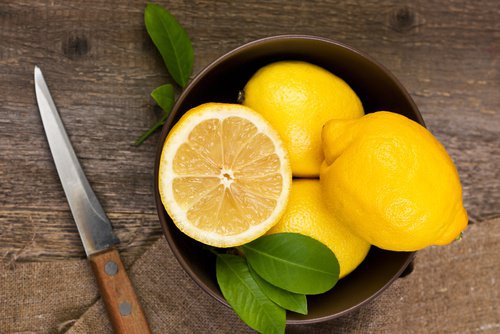 limone con foglie
