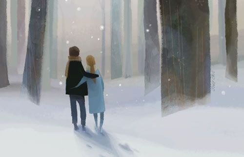 Coppia passeggia sulla neve