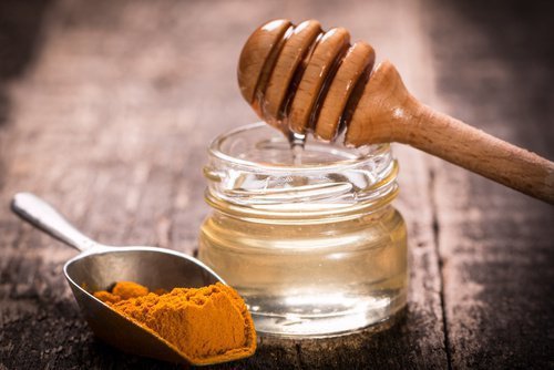 curcuma e miele per peli
