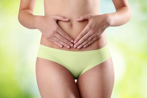 Donna con mani sul ventre