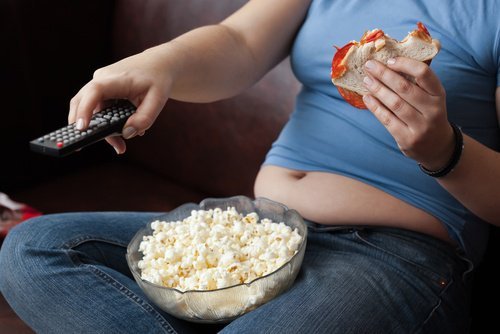 donna-mangia-davanti-alla-tv cancro al collo dell'utero
