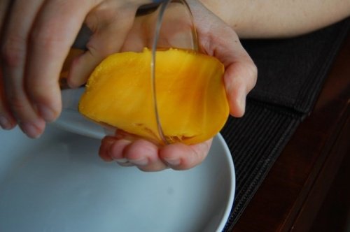 Pelare un mango per evitare lo spreco di alimenti