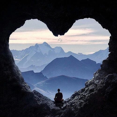 monaco-seduto-in-una-grotta-a-forma-di-cuore giornata mondiale dell'ambiente
