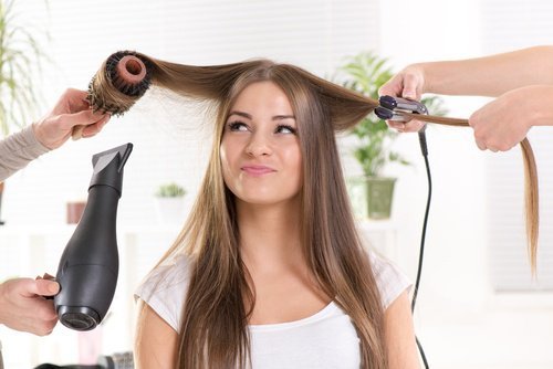 ragazza che cura la chioma