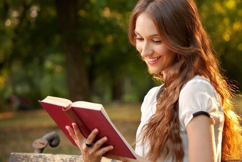 ragazza sorridente legge libro dolore