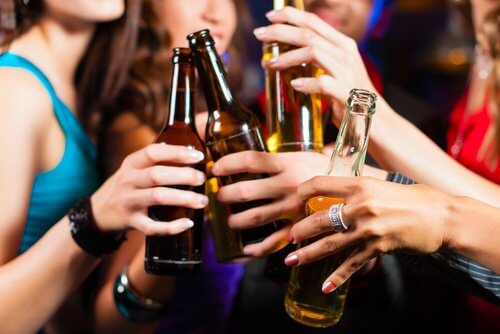 ragazze con bottiglie di birra hanno emicrania