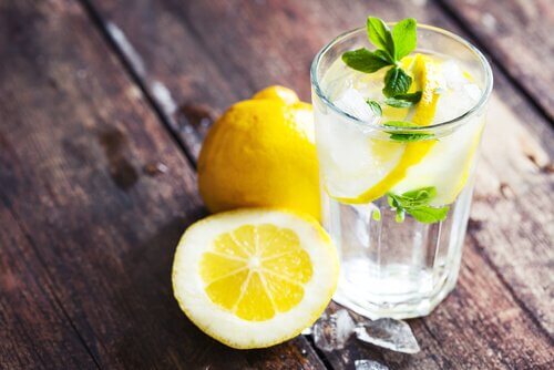 succo di limone e acqua