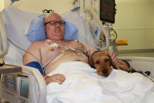 uomo in ospedale con il suo cane
