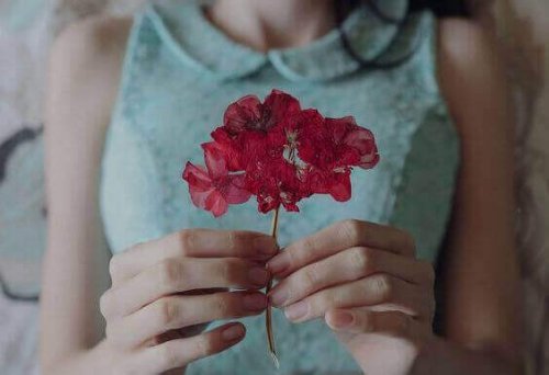 Donna con fiore rosso single