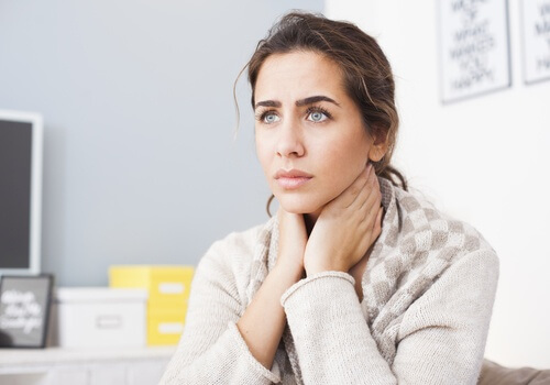 Donna con dolore al collo