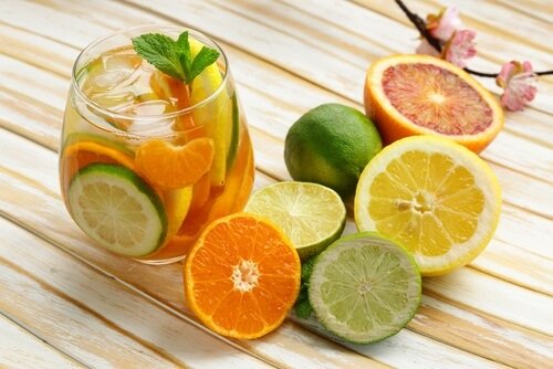 bicchiere con acqua e agrumi