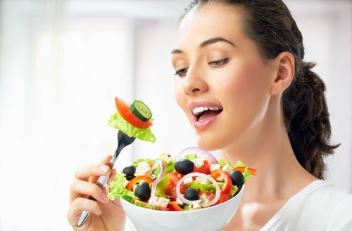donna mangia insalata la menopausa