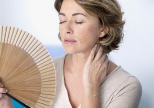 donna con ventaglio la menopausa