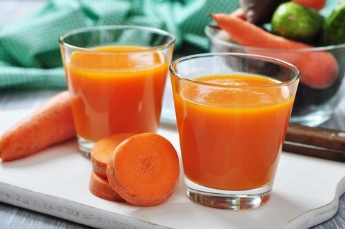 Bicchieri con succo di carota