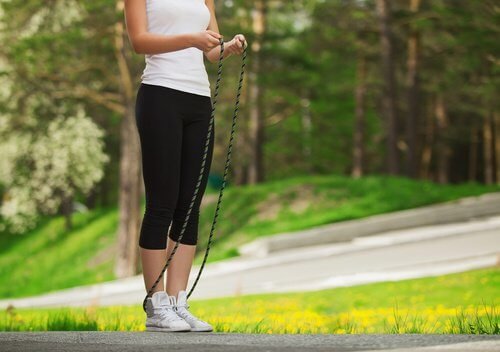 donna salta la corda nel parco