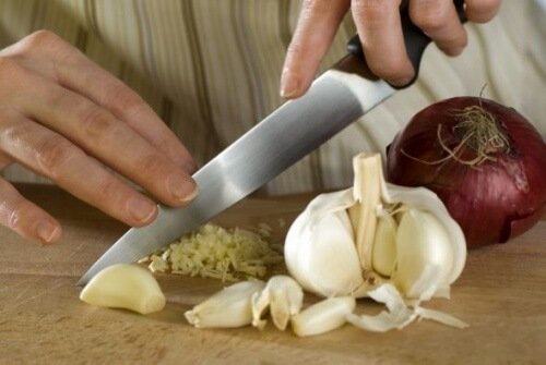 Sbucciare male l'aglio