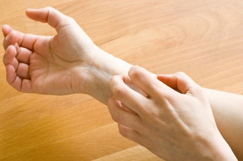 Sclerosi multipla formicolio mani e piedi