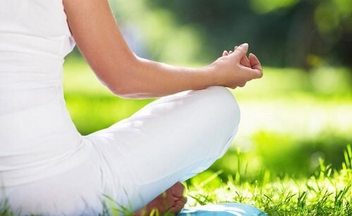 yoga su un prato