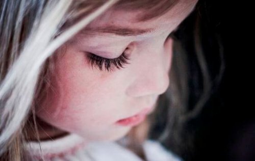 Bambina triste