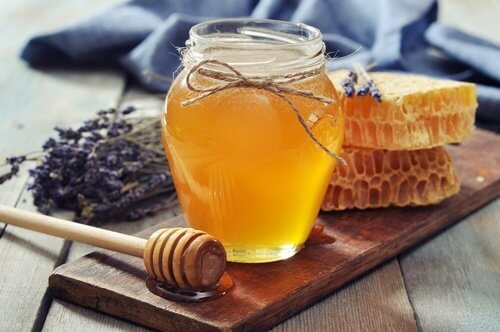 Barattolo con il miele ed usi del miele