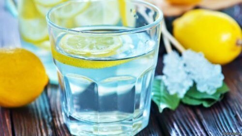 bicchiere con acqua e limoni 