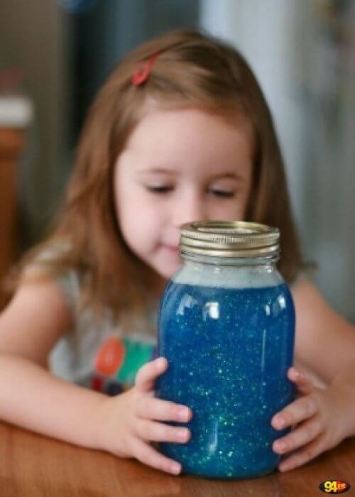 Bambina con barattolo della calma