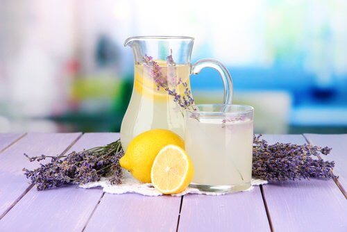 caraffa con limonata alla lavanda