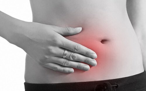 donna che si tocca il ventre effetti dell'ansia