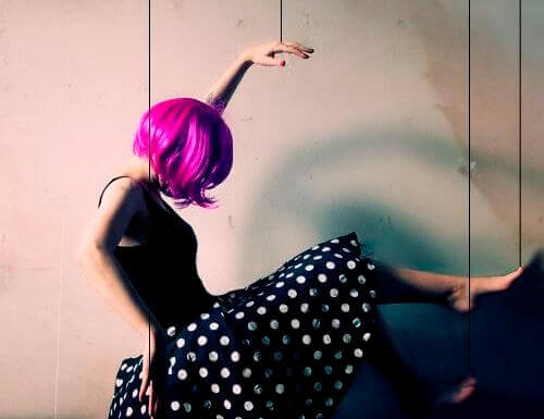 donna manipolata come marionetta vittimismo