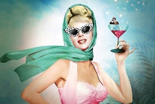 Donna pin up con un cocktail in mano comunicazione