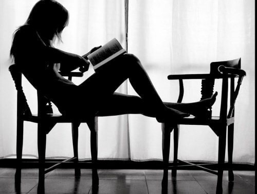 Donna seduta mentre legge