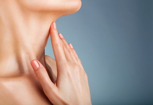 donna si tocca il collo