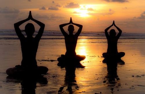 donne che praticano yoga stress
