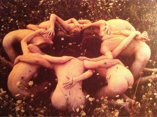 donne nude in cerchio