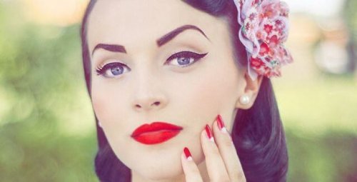 eyeliner pin up