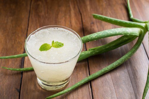 gel di aloe vera in bicchiere gastrite