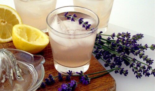 Limonata alla lavanda per calmare il mal di testa
