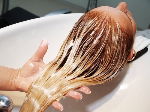 olio di cocco sui capelli