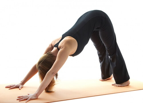 posizione yoga del cane mal di schiena