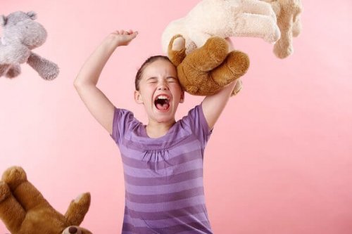 Bambina arrabbiata e peluche