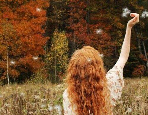Ragazza con capelli rossi in un bosco  